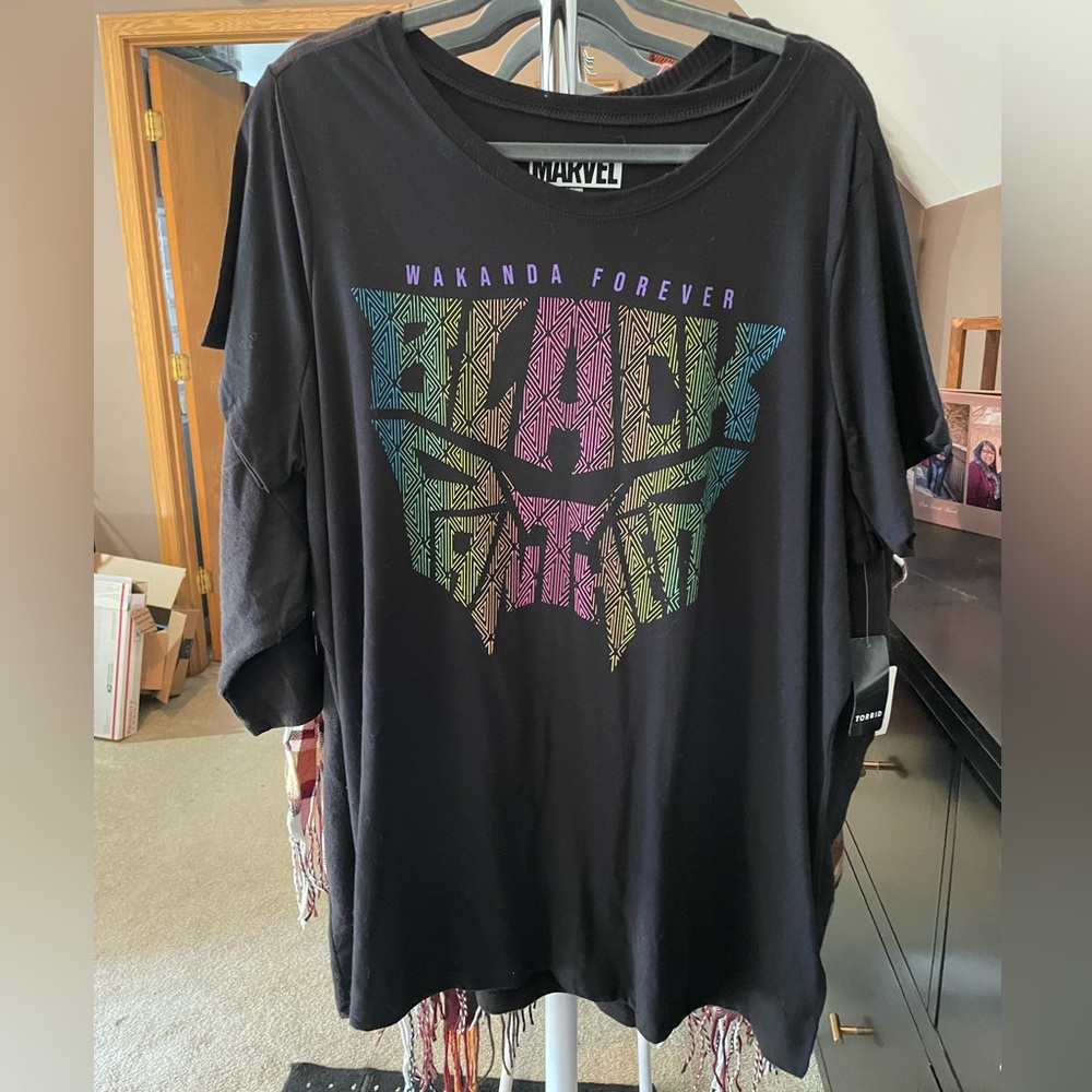 NWT BLACK PANTHER GRAPHIC T-SHIRT